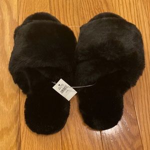 NWT-Aerie fuzzy slippers in black - size 9